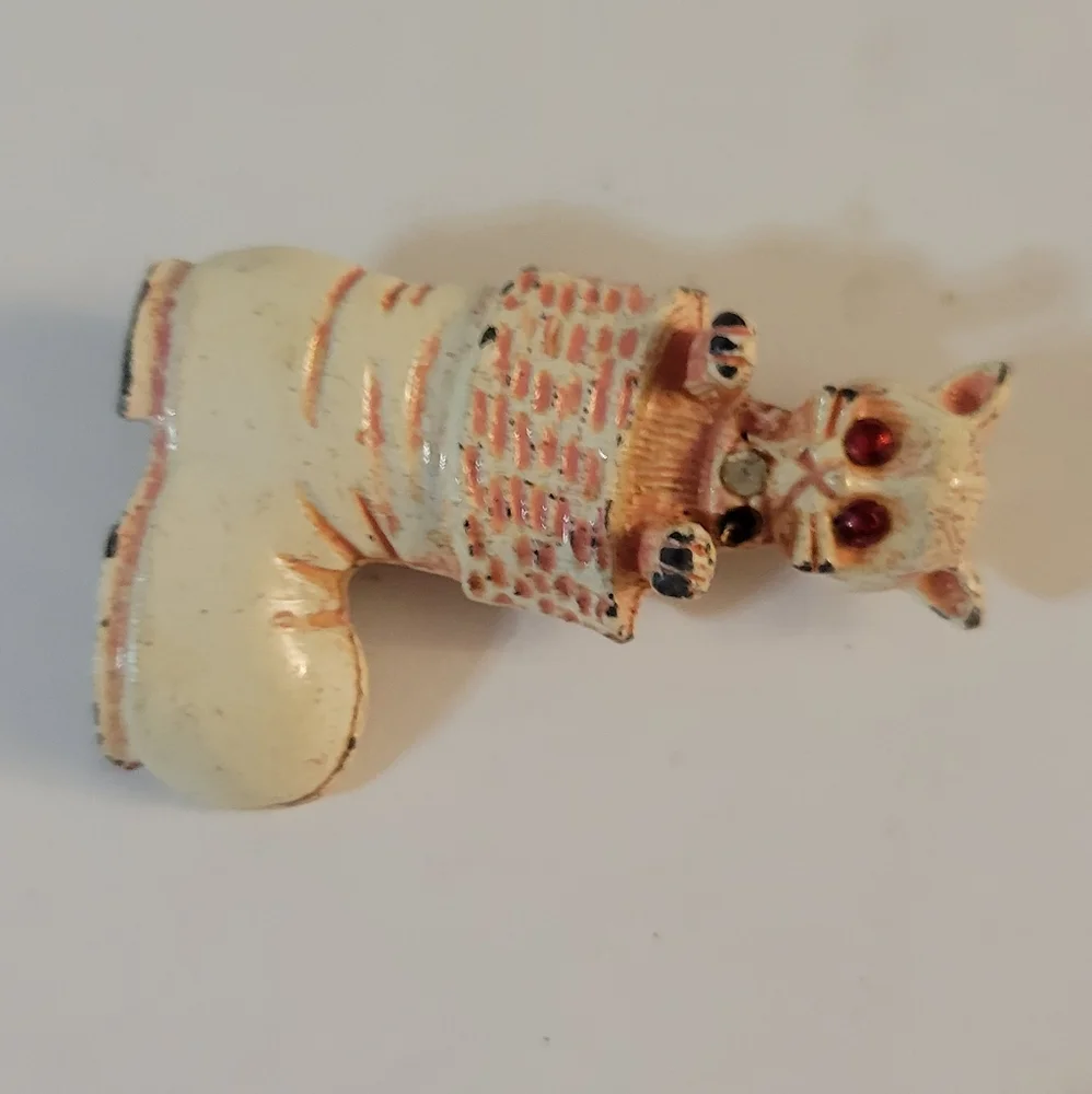 Vintage Enameled Cat In Boot Brooch